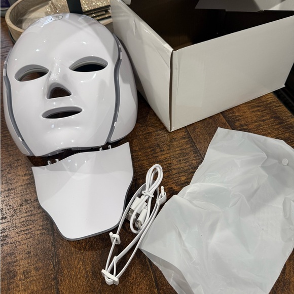 LED Light Face Mask with One-Key Button - Picture 7 of 7